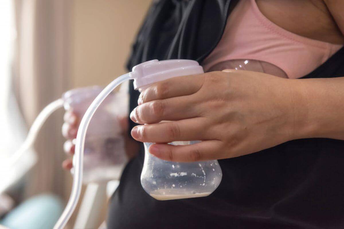 Как сцеживать молозиво и нужно ли? как правильно сцедить руками вручную или молокоотсосом после родов