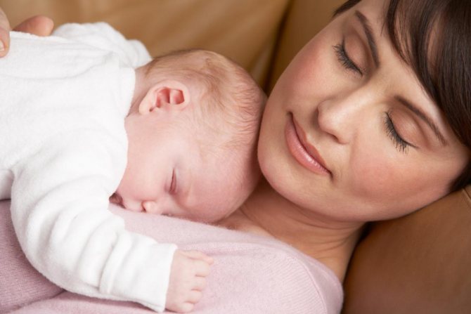 Новорождённый не спит весь день: эффективные методы устранения источника беспокойства и выяснение причин