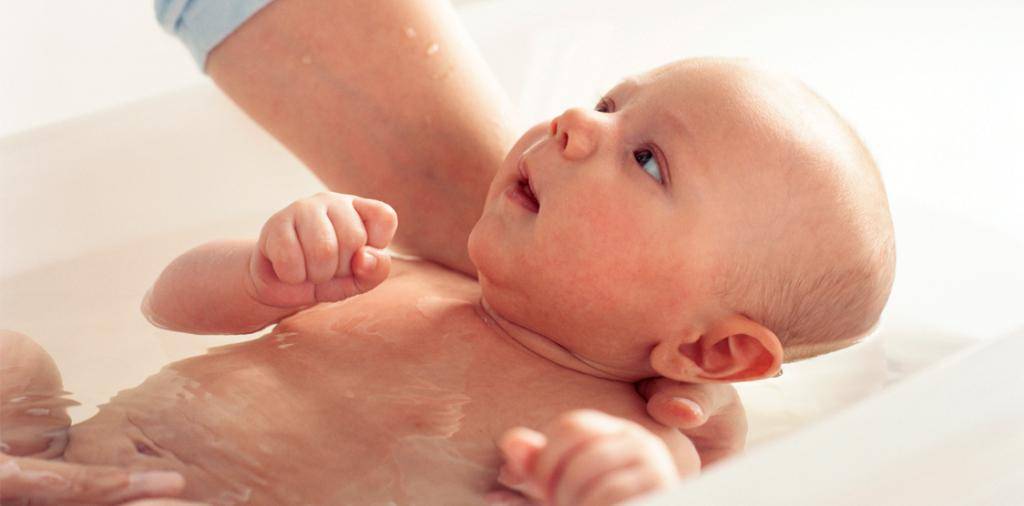 В какой воде нужно купать новорожденного ребенка: оптимальная температура, кипячение и добавление марганцовки
