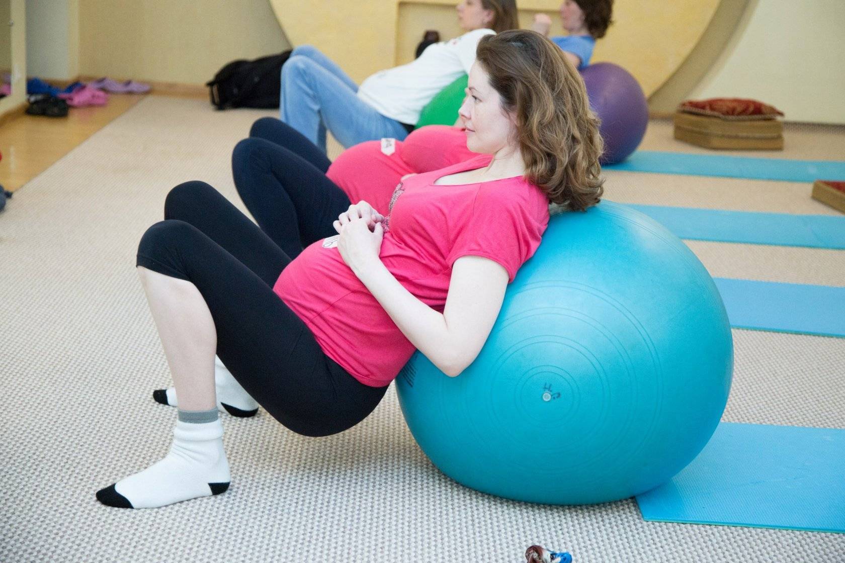 Занятия для беременных: 2 триместр и 3, польза физкультуры дома или в зале, рекомендуемые виды спорта на разных сроках, противопоказания