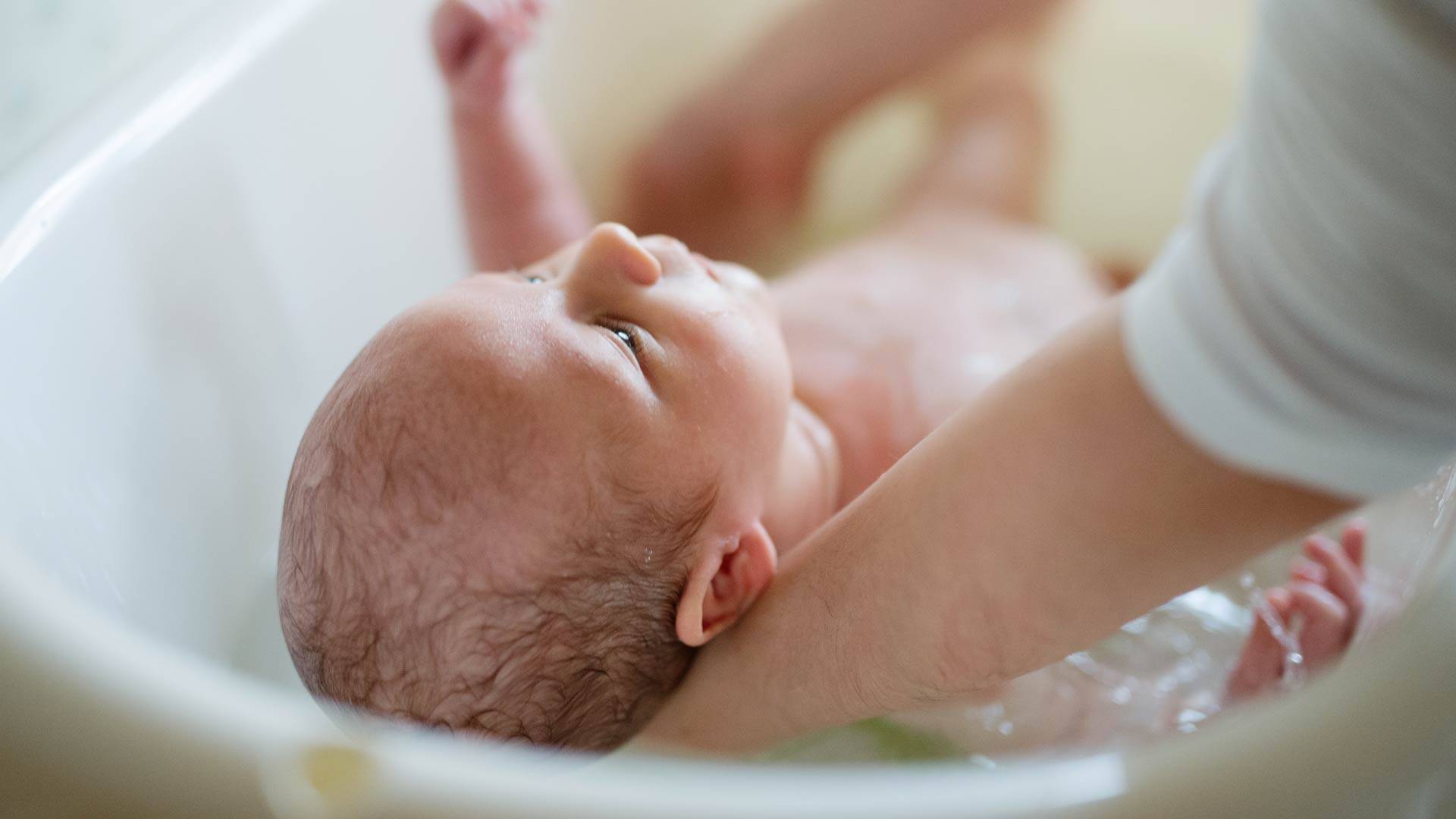 Новорожденная девочка: уход после роддома в первые дни за интимными местами, гигиена младенца в первый месяц