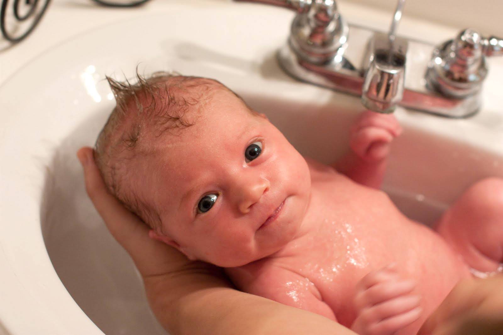 Гигиена новорожденного: уход за глазами, ушами, носом, лицом и кожей ребенка