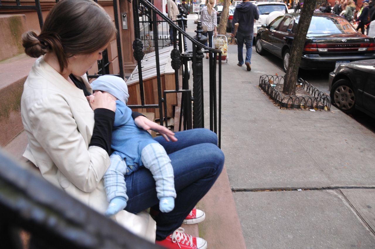 Можно ли кормить ребенка грудью на улице, мнение эксперта и мамы