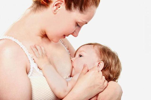 Как лечить горло кормящей маме: обзор безопасных средств