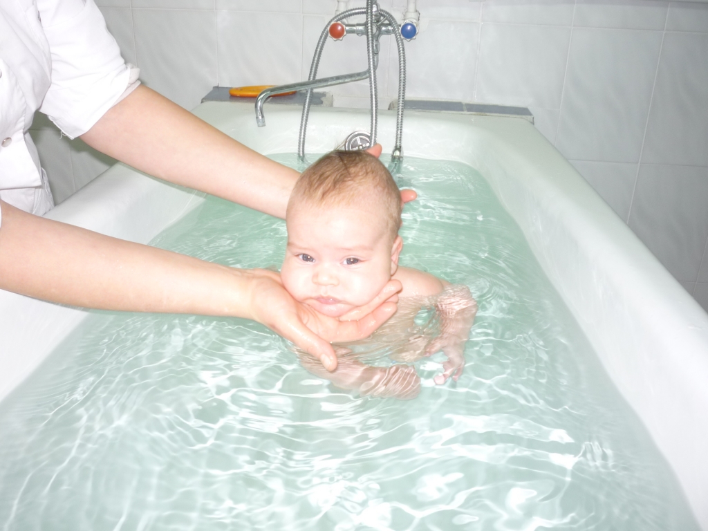 Польза от плавания в ванне для грудничка. как подготовить ребенка к «заплыву»? основные правила купания и упражнения для правильного развития малыша. обучающие видео