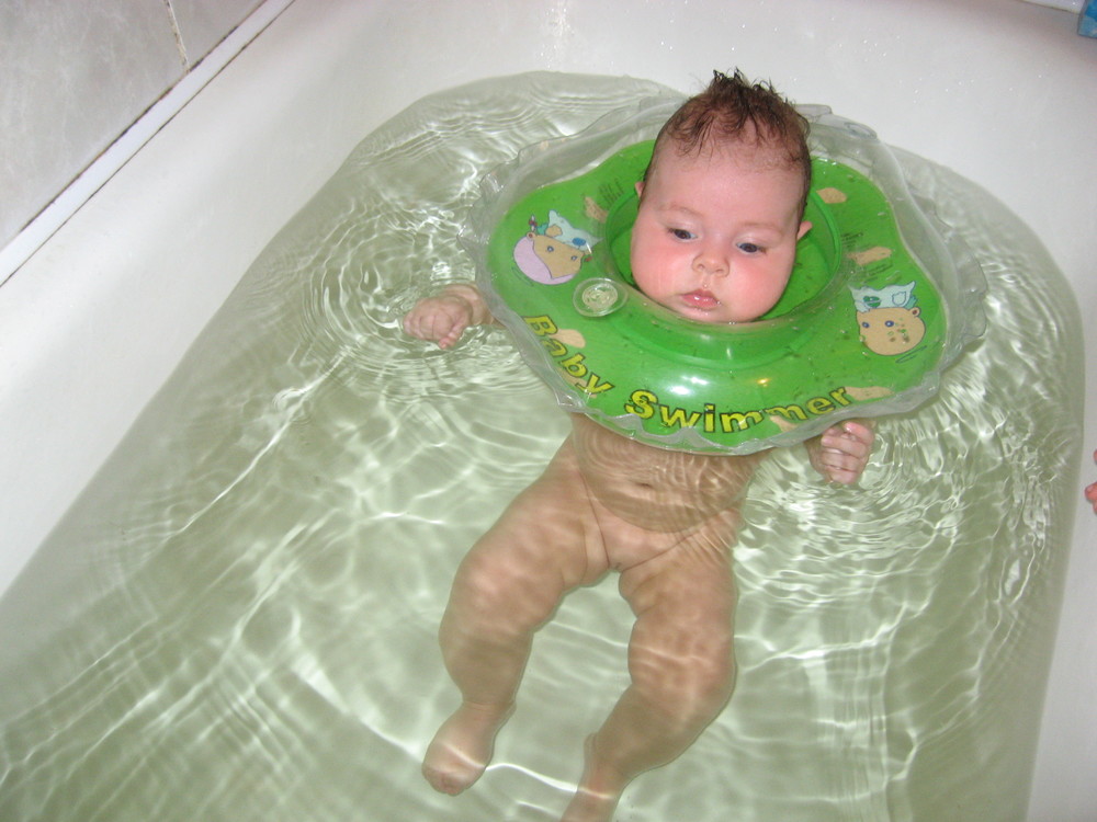 Когда новорожденного можно купать с кругом: плюсы и минусы