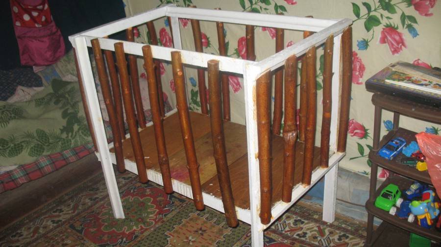 Грунтовка и окраска деревянной кровати. какую краску для детской мебели лучше всего использовать? этапы окрашивания кровати