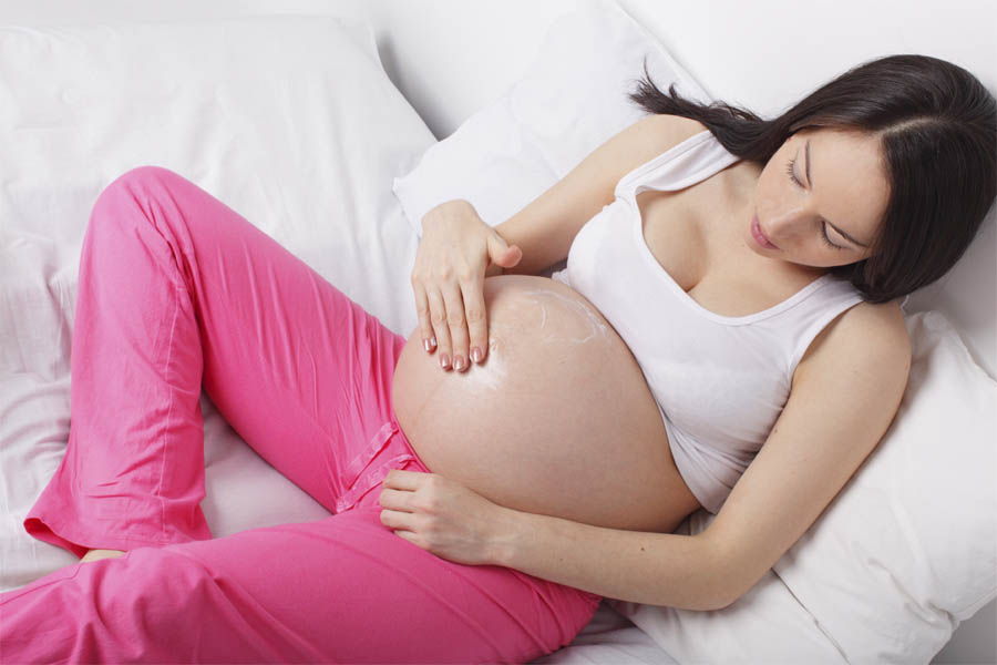 Большой живот при беременности: почему быстро растет на ранних или поздних сроках?