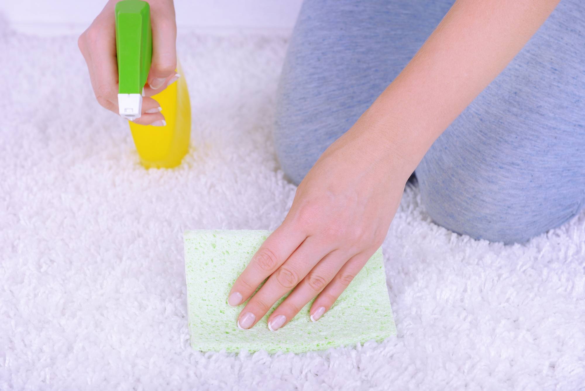 Как убрать запах мочи ребенка с ковра в домашних условиях: чем почистить палас и другие поверхности?