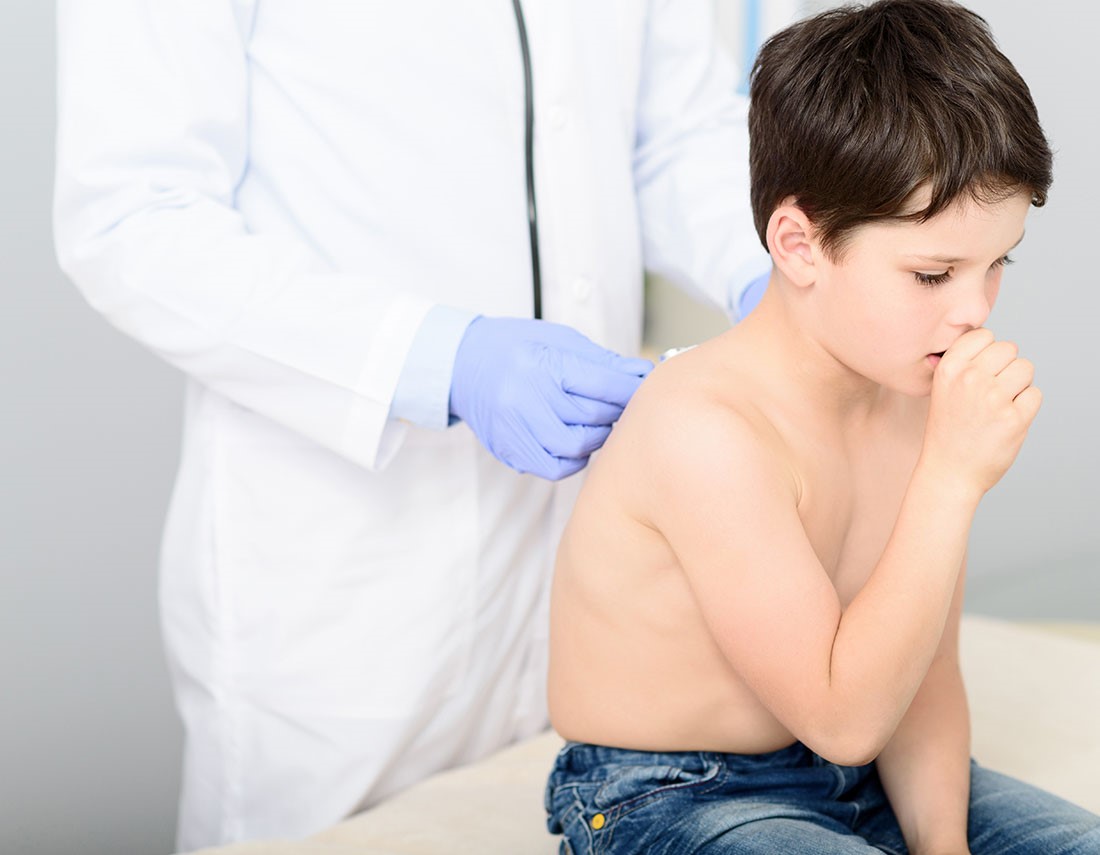 Болит шея у ребенка: причины и что делать