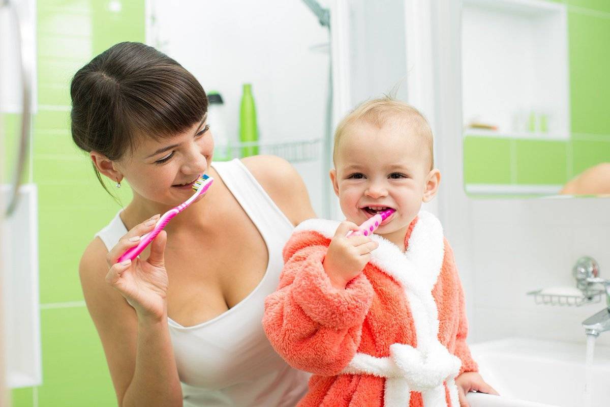 Первая зубная щетка малыша. как выбрать правильно