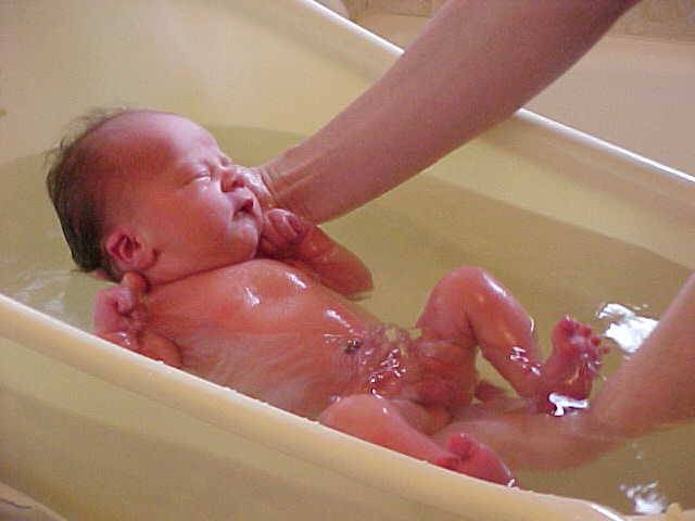 Когда можно начинать принимать ванну после родов и правила безопасных заплывов для кормящих мам