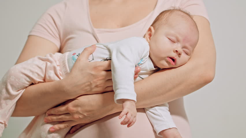 Укачивать или нет. проблемы со сном у ребенка до года