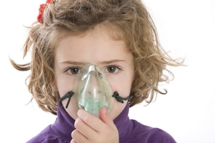 Что делать, если ребенок кашляет и тяжело дышит?