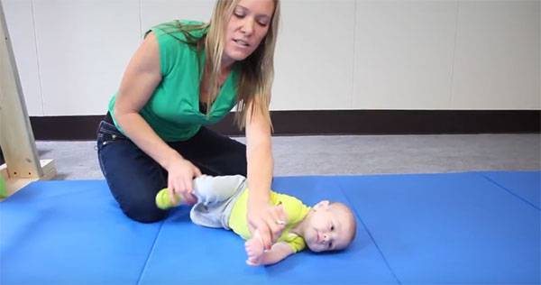 Упражнения чтобы ребенок начал переворачиваться с живота на спину