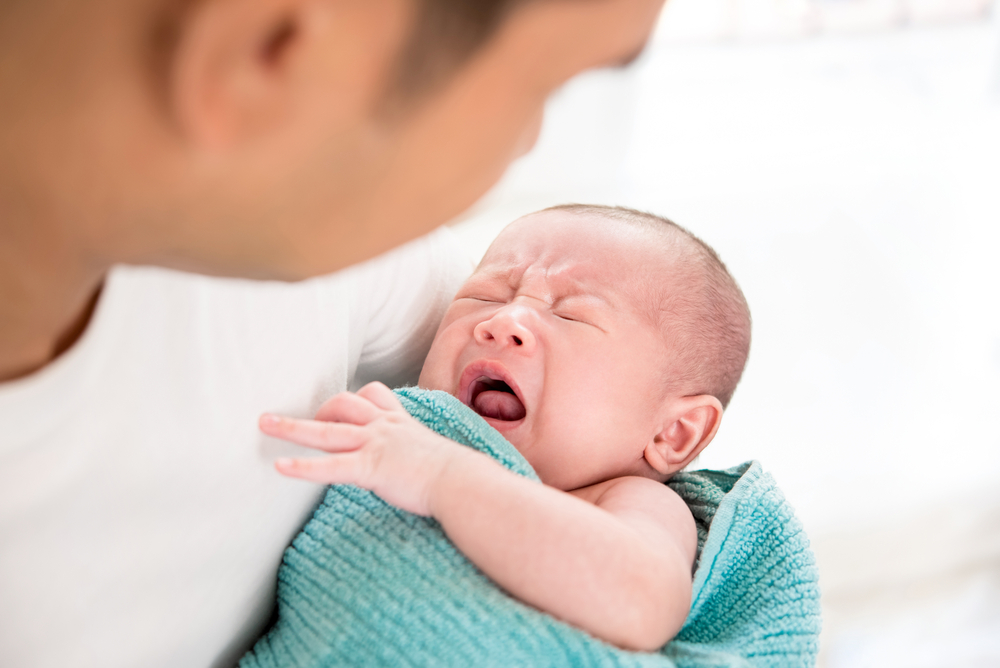 Колики у новорожденного ребенка и грудничка: причины и что делать – напоправку