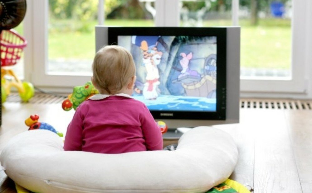Как телевизор влияет на ребенка, сколько можно ли детям смотреть телевизор