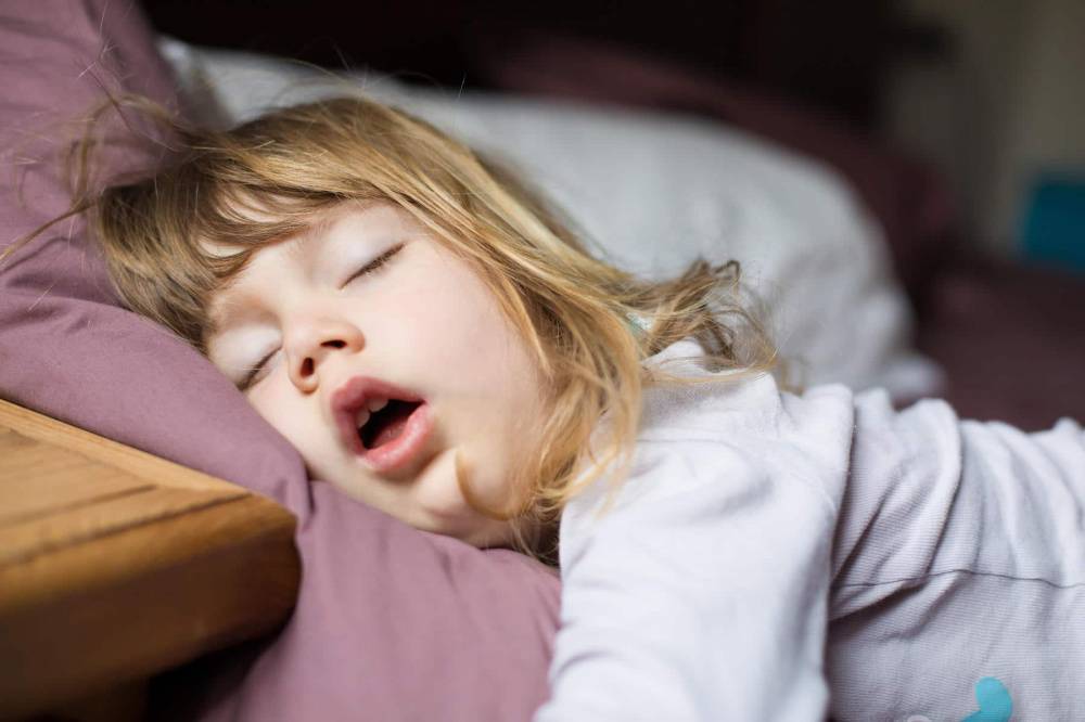 Грудничок храпит во сне: причины и лечение