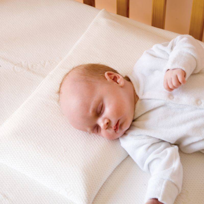 С какого возраста ребенку можно спать на подушке? когда начинать подкладывать подушку детям: новорожденному, грудничку