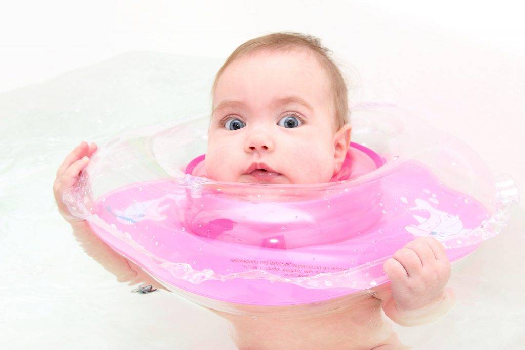 Приучаем к водным процедурам: как купать ребенка с кругом на шее?
