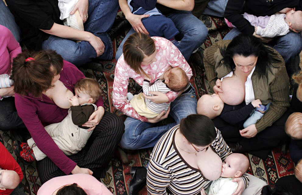 Грудное вскармливание в общественных местах - breastfeeding in public
