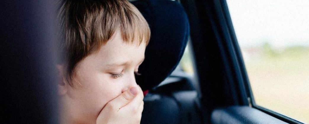 Что делать, если ребенка укачивает в машине?
