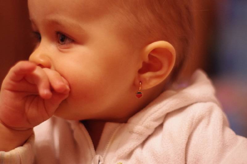 Зачем многие родители прокалывают уши новорожденным детям?