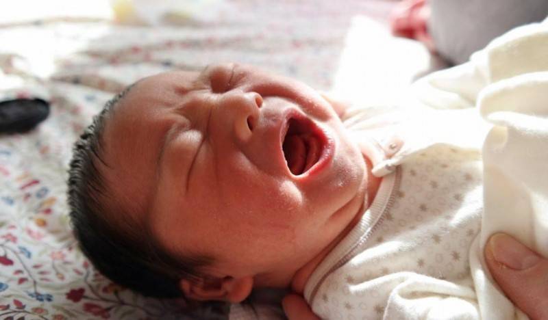 Новорожденный ребенок кряхтит во сне, младенец постоянное ерзает, грудничок очень ворочается: причины, почему малыш беспокойно спит в 1, 2, 3 месяца и много стонет