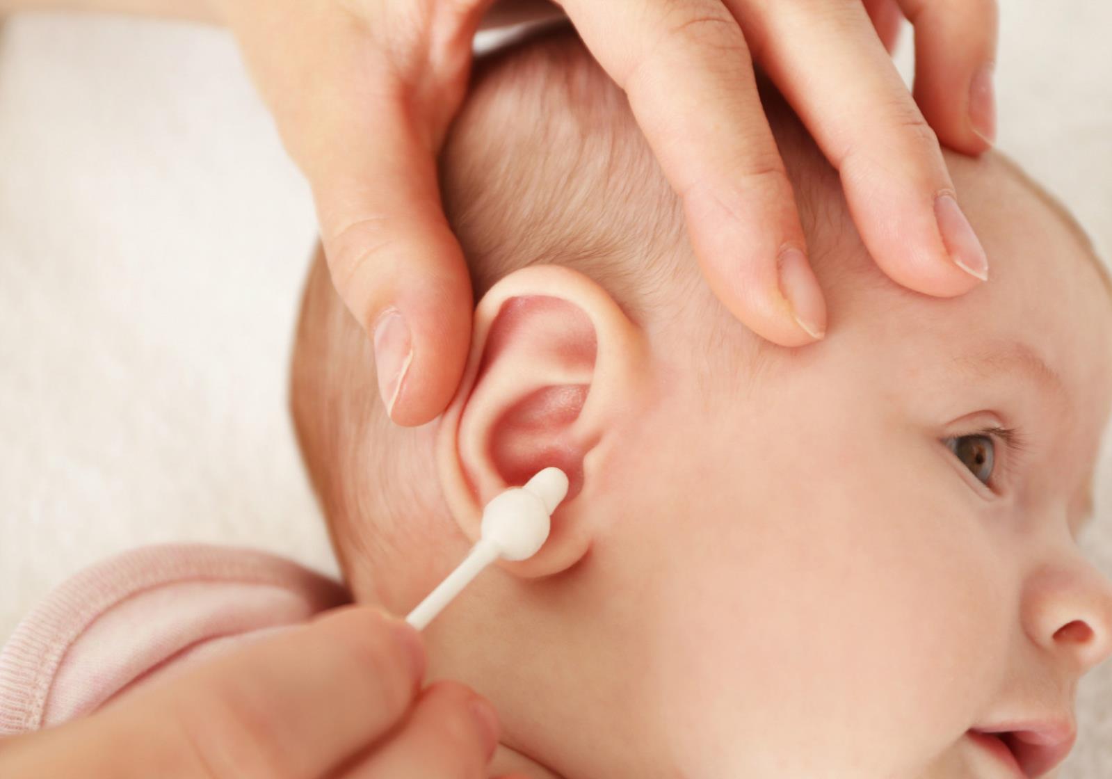 Как чистить уши новорожденному, чем их почистить