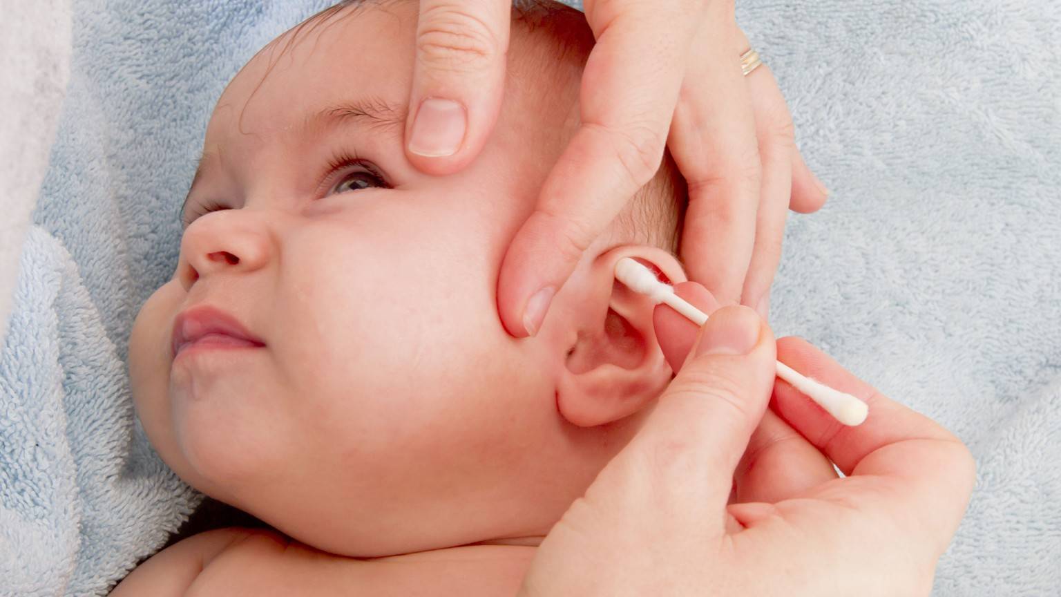 Как чистить уши малышу. как правильно чистить уши грудничкам до года и детям постарше от серы и других загрязнений