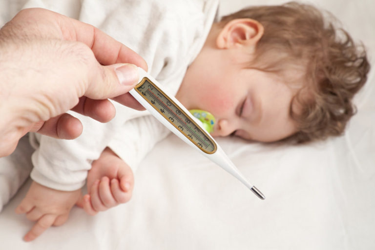 Однократно поднялась температура у ребёнка – причины и что делать?