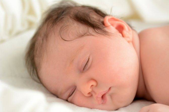 Новорождённый закатывает глазки: в каких случаях начинать беспокоиться?