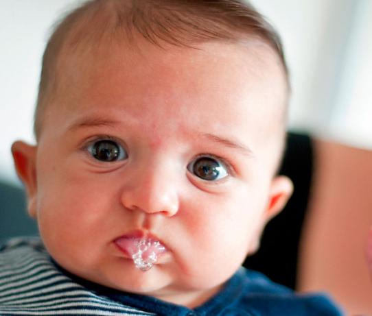 Слюни у новорожденного: почему 2 месячный ребенок пускает слюни пузырями