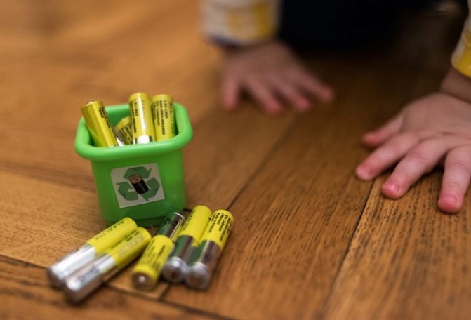 Ребенок проглотил батарейку: что делать, симптомы и последствия
