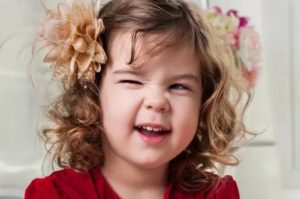 Ребенок часто моргает глазами — что стоит за данным симптомом?