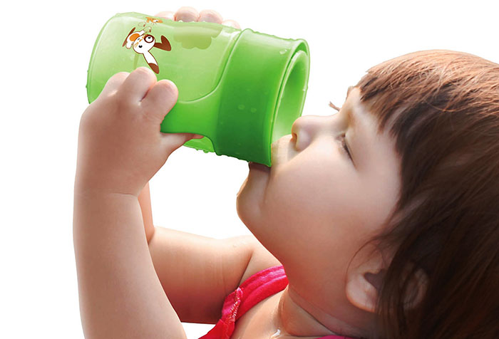 Как научить ребенка пить из чашки: простые способы для родителей