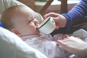 Как быстро научить малыша пить из чашки самостоятельно