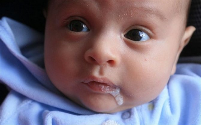 Должен ли ребенок срыгивать после кормления: физиологические и патологические причины