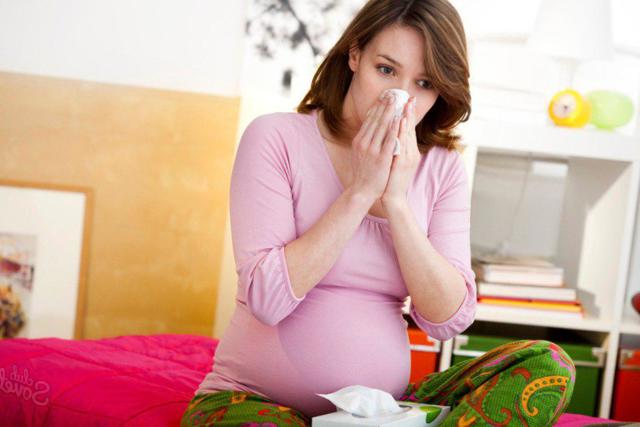 Как и чем лечить насморк во время беременности?