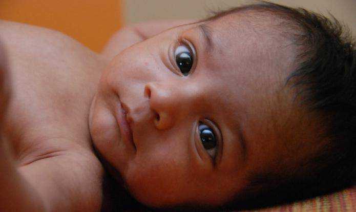 Какого цвета бывают глаза у новорожденных детей и почему они меняются