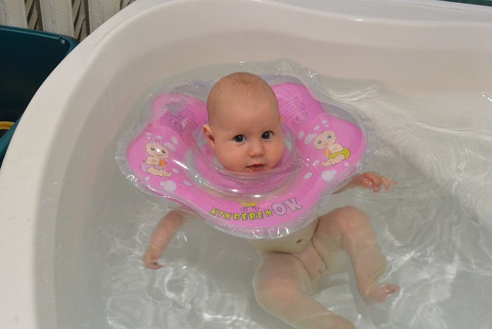 Круг на шею для купания новорожденных – как выбрать, надевать и купать младенца?