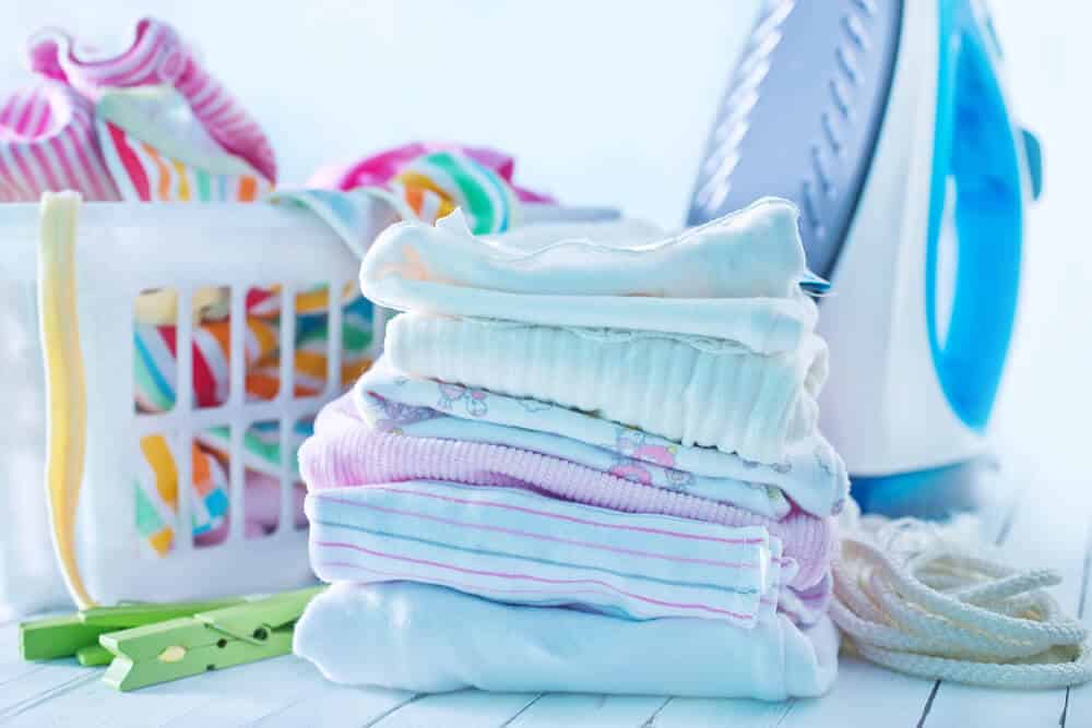 Как и чем стирать вещи новорожденного малыша? правильно стираем пеленки и одежду грудничка