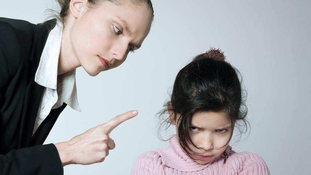 Что делать если ребенок манипулирует родителями?