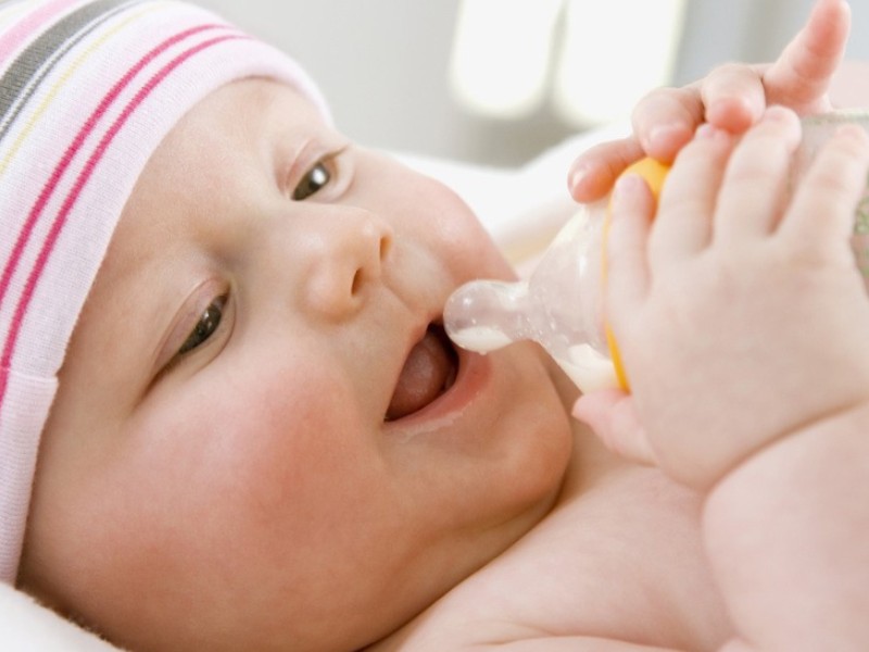 Молоко и вода, что питье здесь, что еда: давать ли воду новорожденным при грудном вскармливании