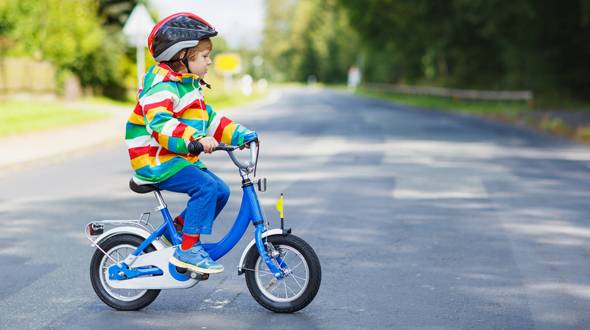 Как научить ребенка кататься на велосипеде – трехколесном и двухколесном