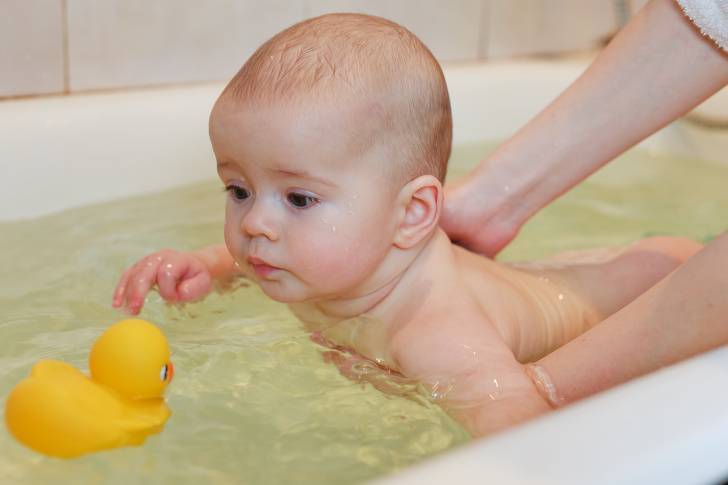 Как делать воздушные ванны ребенку правильно