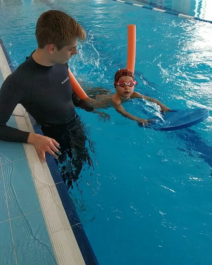 Как научиться плавать баттерфляем самостоятельно: упражнения в воде и на суше, уроки для обучения дельфину, программы тренировок