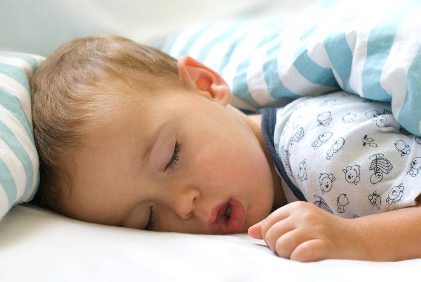 Ребенок сильно храпит во сне ночью: причины, что делать