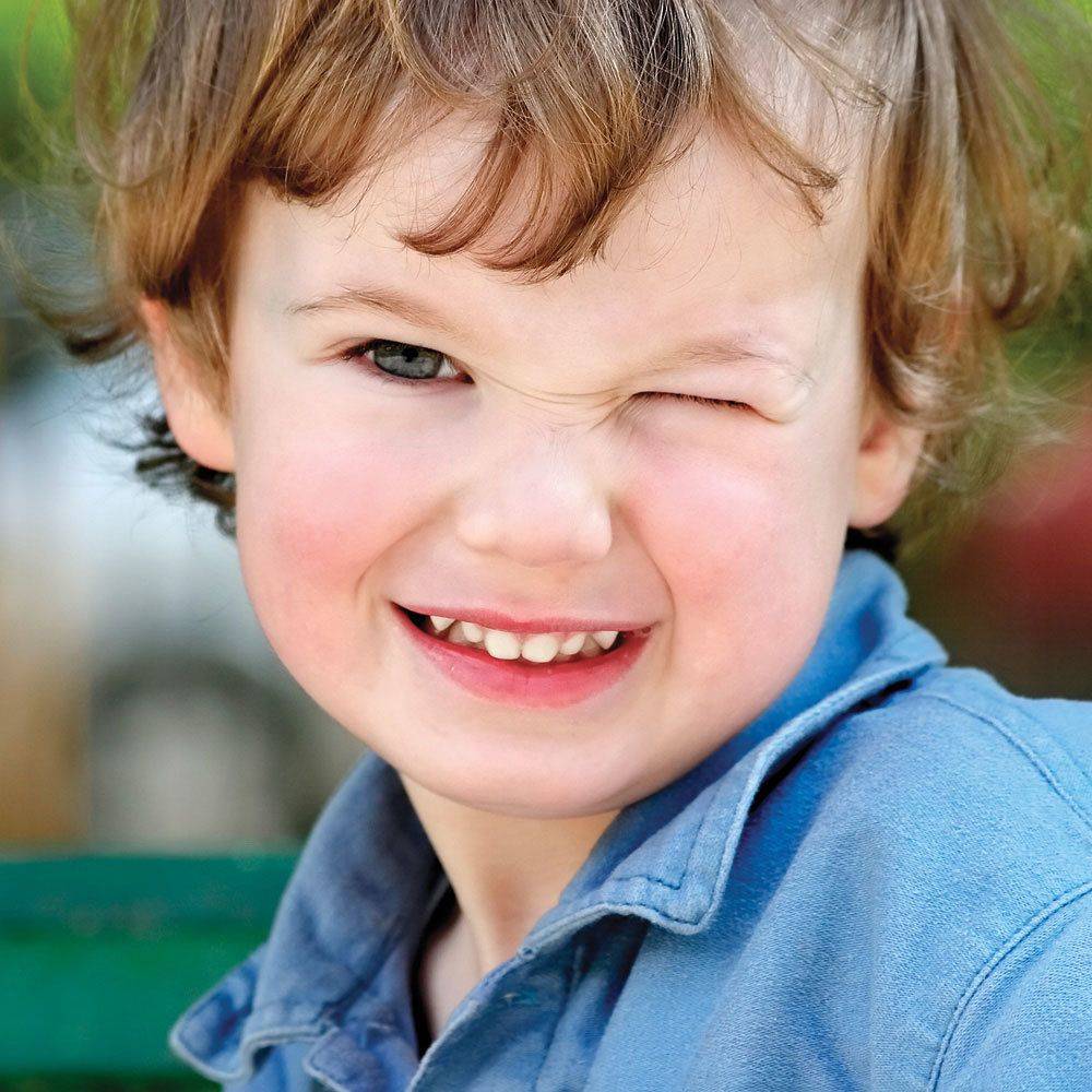 Частое моргание глазами у детей: причины, лечение, симптомы нервного тика (подергивание, зажмуривание), мнение комаровского