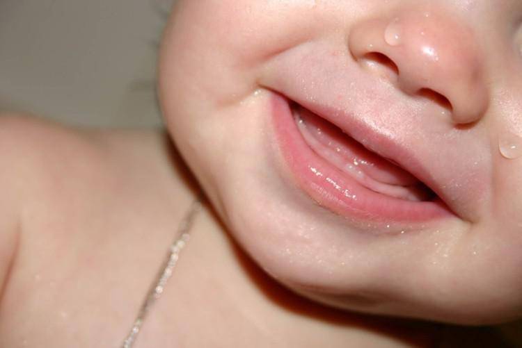 Последовательность прорезывания зубов у детей: симптомы и схема